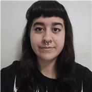 Joven profesora de inglés imparte clases particulares a todas las edades